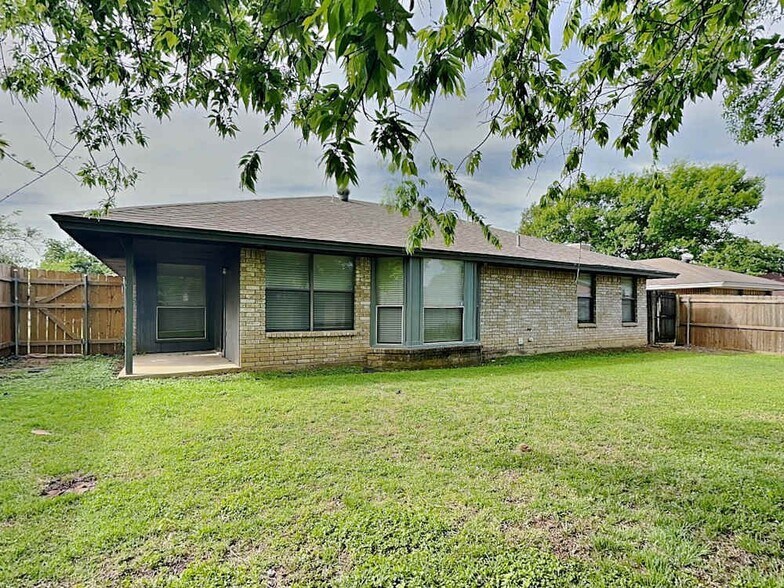 Building Photo - 2127 Chapel Downs Dr