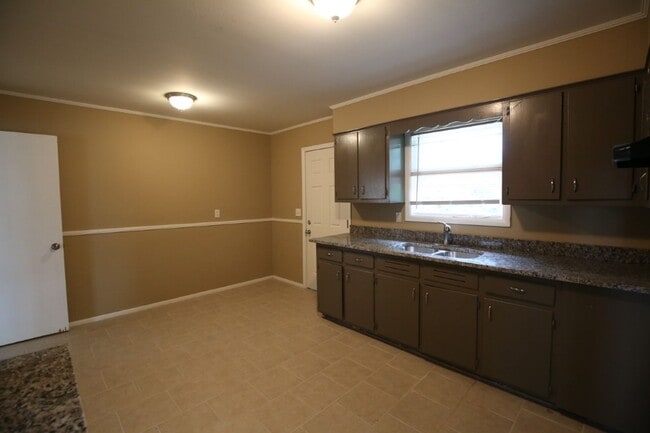 Building Photo - 2816 8th St NE