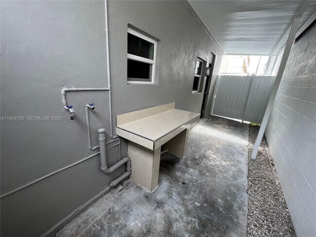 Building Photo - 920 SW 30th Ave