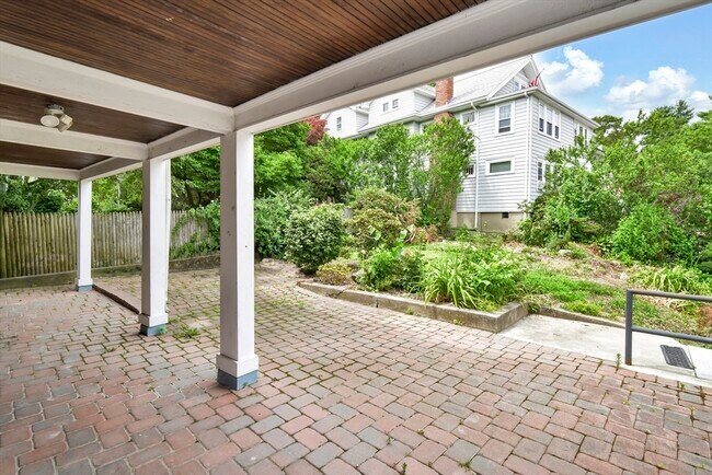Building Photo - 404 Mt Auburn St