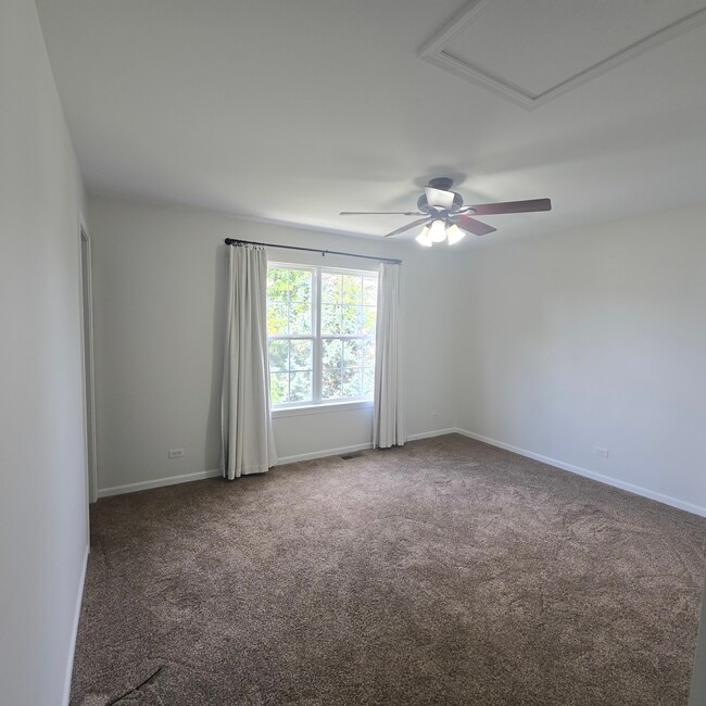 Building Photo - 1433 Deer Creek Ln