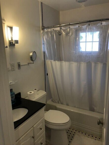 Building Photo - 4 Garden Ct