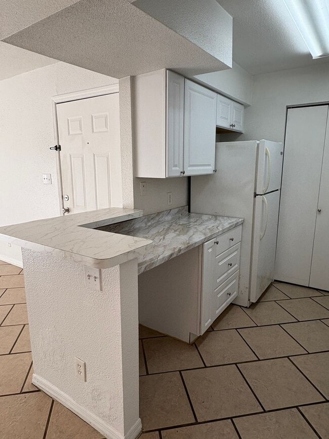 Building Photo - 1/1 Condo for Rent in Fort Myers