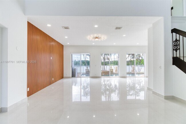 Building Photo - 5363 SW 38th Ave