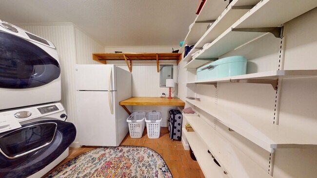Building Photo - Super Cute One Level Home 1 mile from Toom...