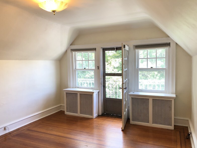 Building Photo - 425 S 46th St