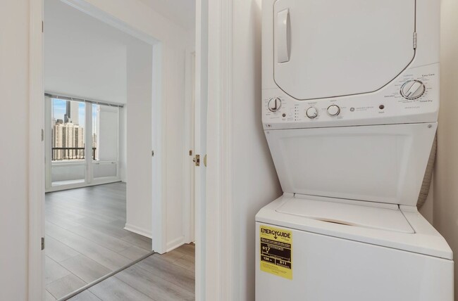 Building Photo - 345 N La Salle Dr