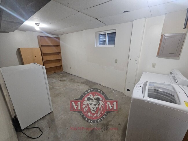 Building Photo - 5 Bd 3 Bath Home Cottonwood Heights