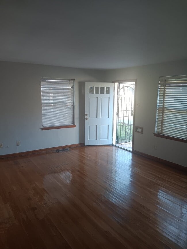 Building Photo - 824 Maury St