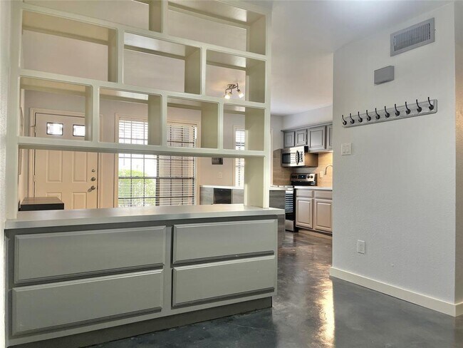 Building Photo - 1311 Antoine Dr