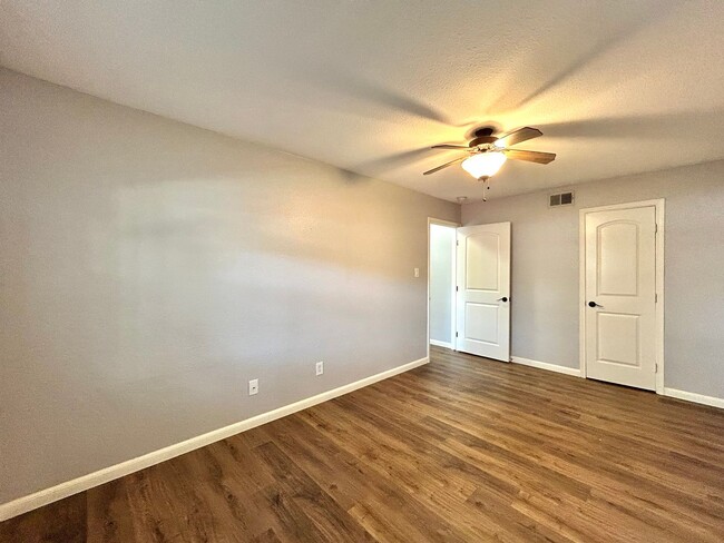 Building Photo - Cozy & Bright 2/BR 1/BA Home with Modern U...