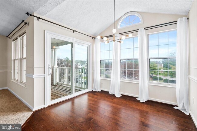 Building Photo - 5640 Wade Ct