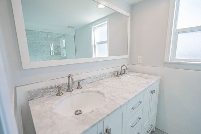 Building Photo - 3-Bedroom Home with Dog Run and Private Yard in Santa Clarita!