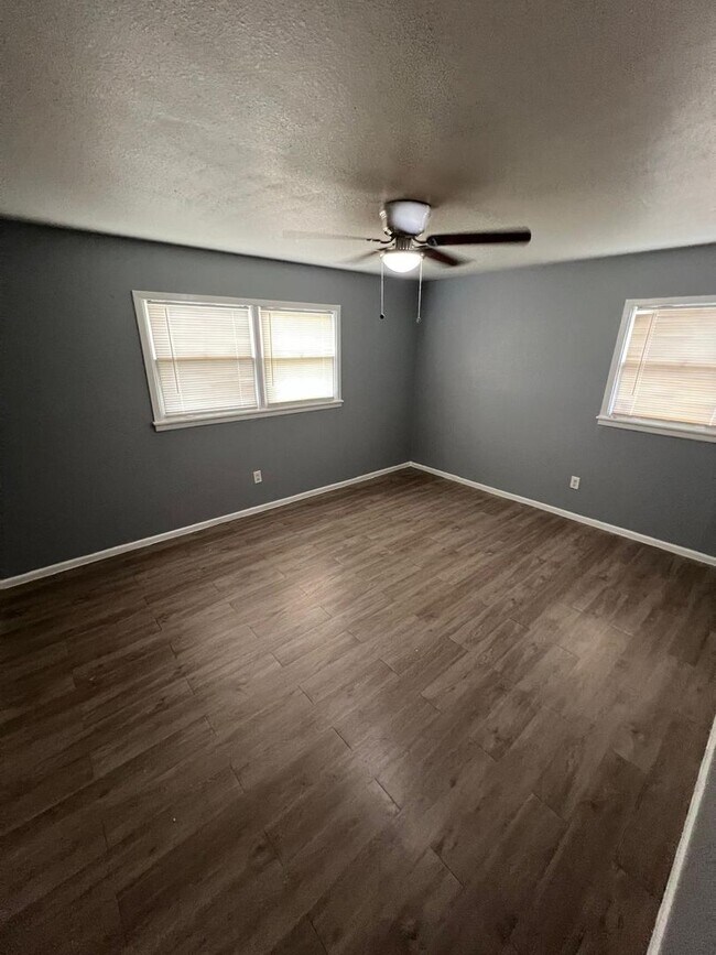 Building Photo - $0 First Month's Rent / $0 Deposit at Move-in