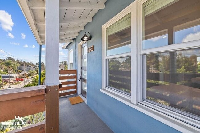 Building Photo - Charming 2Bdm 1Ba upstairs Unit in North P...