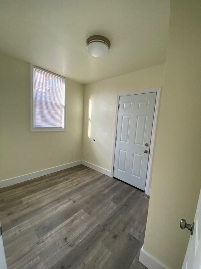 Building Photo - Updated 1 Bedroom Apartment now available!