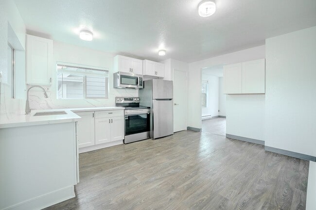 Building Photo - OPEN HOUSE 2/17, 2/21 @ 1P-2:30P - Duplex upper unit in Central District - Upper
