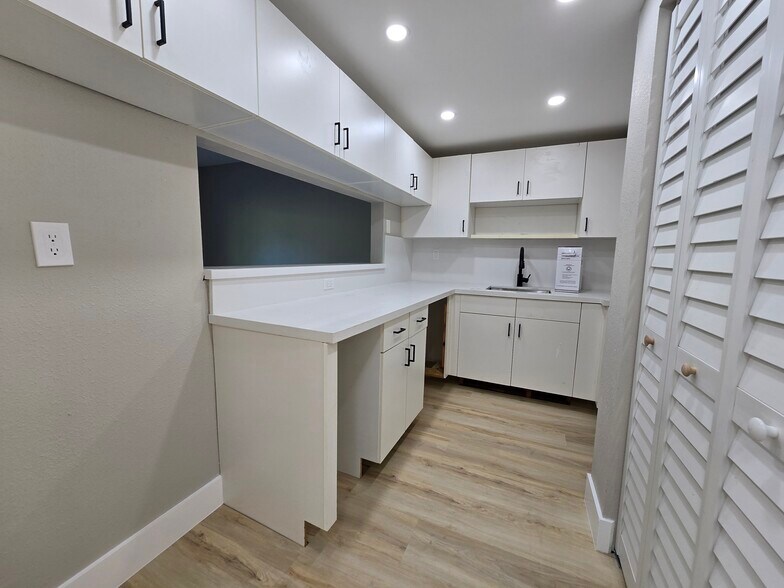 Building Photo - 17120 SW 94th Ave