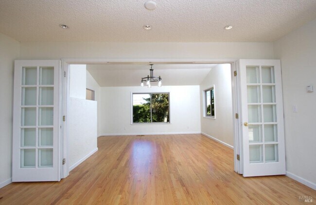 Building Photo - 201 (20300 Arnold)