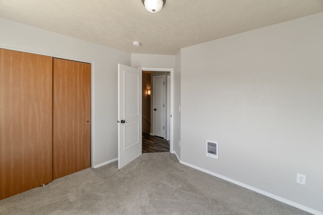 Building Photo - Spacious 3 Bed, 2.5 Bath Home in Spokane V...