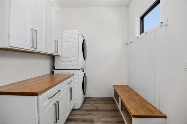 Building Photo - Downtown Townhouse