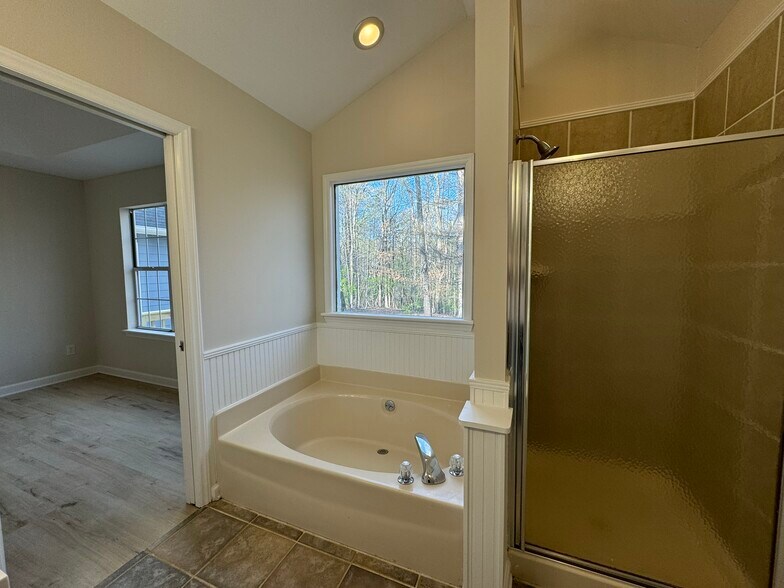 Primary bath - 8017 Pine Oak Rd