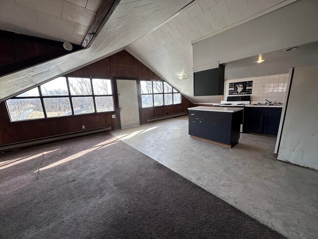 Building Photo - 208 English-E