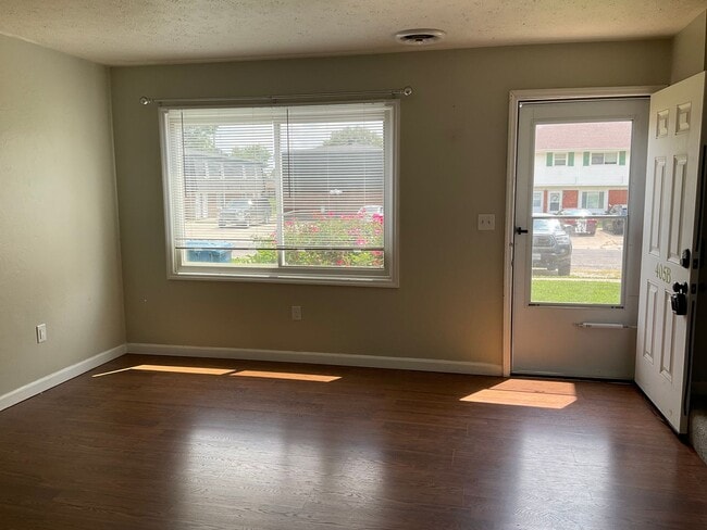 Building Photo - 405 E Poos Dr