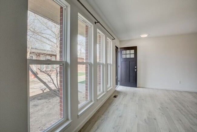 Building Photo - 2 bed 1 bath Fully Renovated Apartment in ...