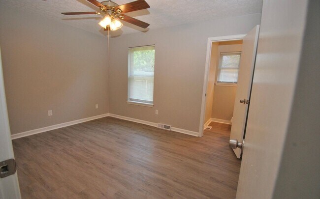Building Photo - Available 8/1/26 - East Louisville 3 bed, 1.5 bath ranch on corner lot