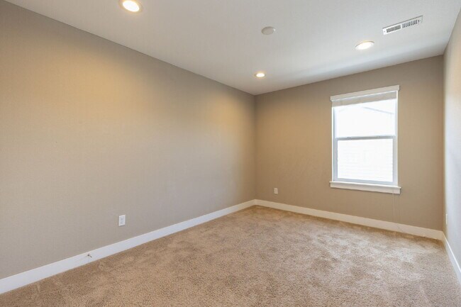 Building Photo - 6bd/4.5 bath home in Southwest Longmont!