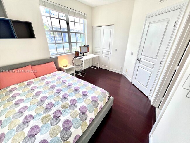 Building Photo - 450 NE 2nd Ave