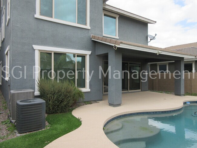 Building Photo - Stunning home with pool ready for move in