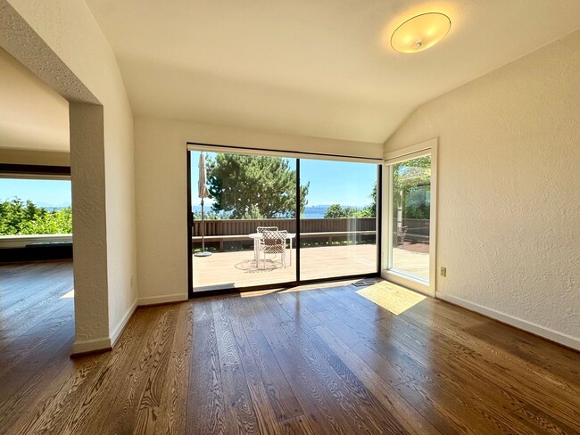 Building Photo - Hawthorne Hills Home