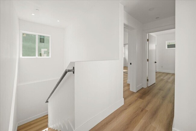 Building Photo - 910 N Hudson Ave