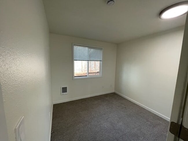 Building Photo - **AVAILABLE SOON** 3 Bedroom RANCH STYLE in Hillsboro!