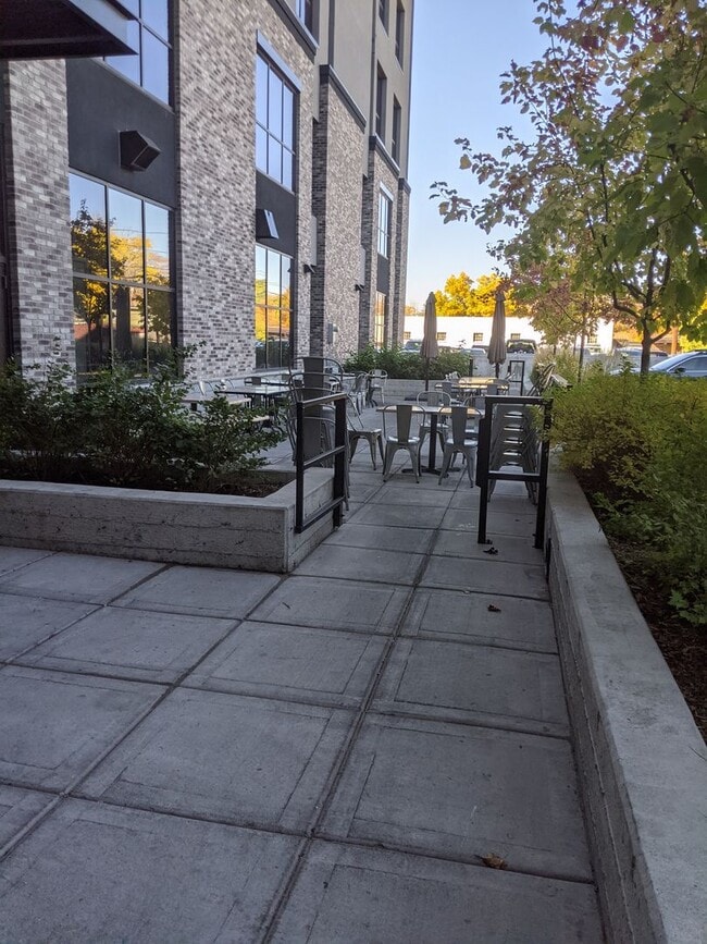 Building Photo - Short-term or long-term, upscale fully fur...