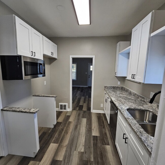 Building Photo - Duplex - 2 Bedroom Completely Remodeled Li...