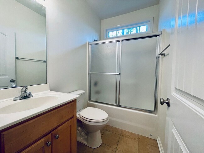 Building Photo - 3/2 single family - quiet neighborhood - updated and ready to move in!