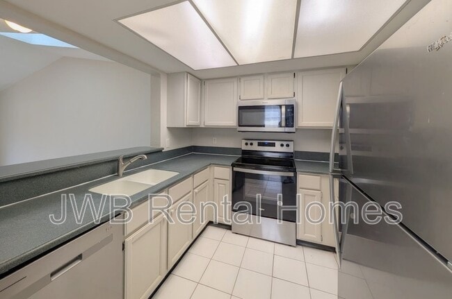 Building Photo - 2390 Ironstone Dr E