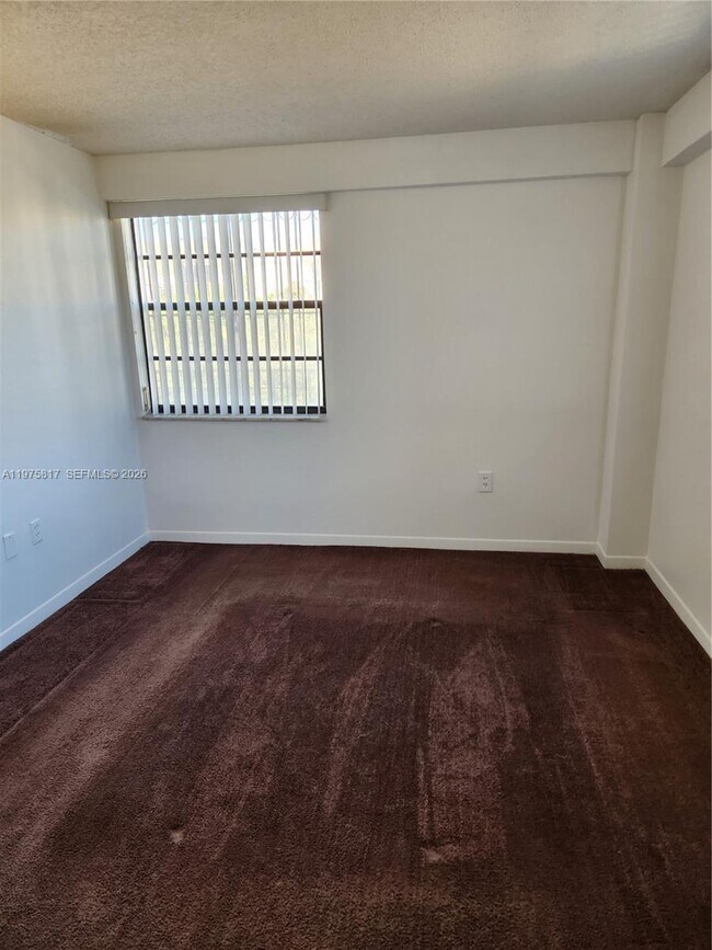 Building Photo - 777 SW 9th Ave