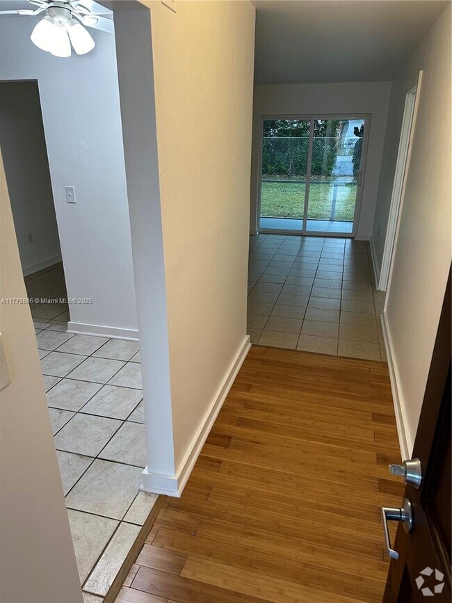 Building Photo - 318 Tarpon Dr