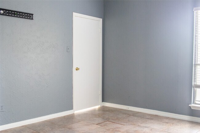 Building Photo - 13106 Hollowcreek Park Dr