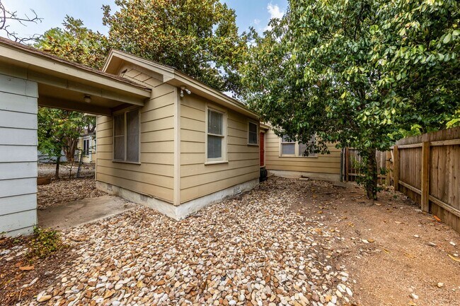 Building Photo - 909 E 38th St