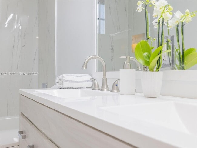 Building Photo - 801 Tanglewood Cir