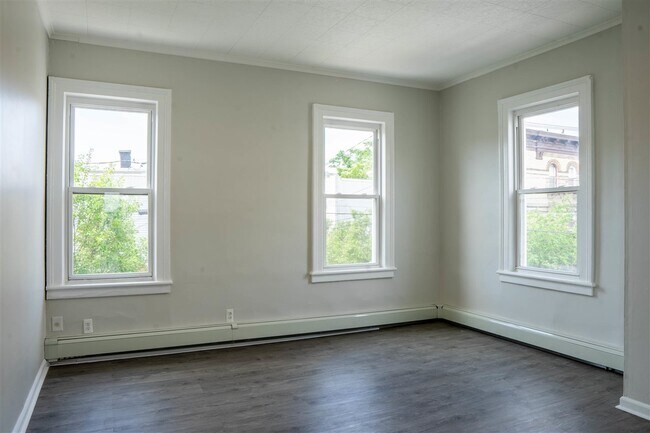 Building Photo - 426 13th St