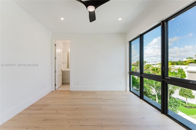 Building Photo - 464 NE 6th St