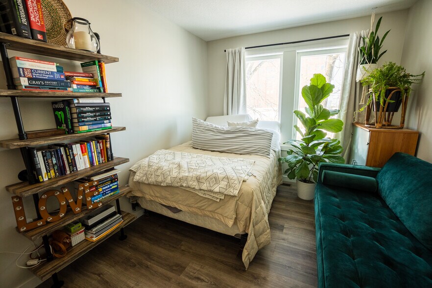 3rd Bedroom, can be used as bedroom or office - 2927 Marshall St NE