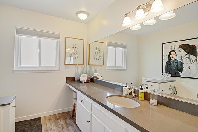 Building Photo - Updated 2 Bedroom Condo