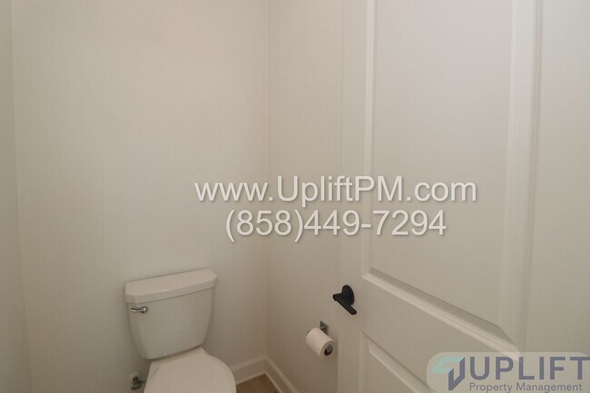 Building Photo - 4 Bed 3.5 Bath Townhome in Chula Vista w/ Washer/Dryer and 2-Car Garage